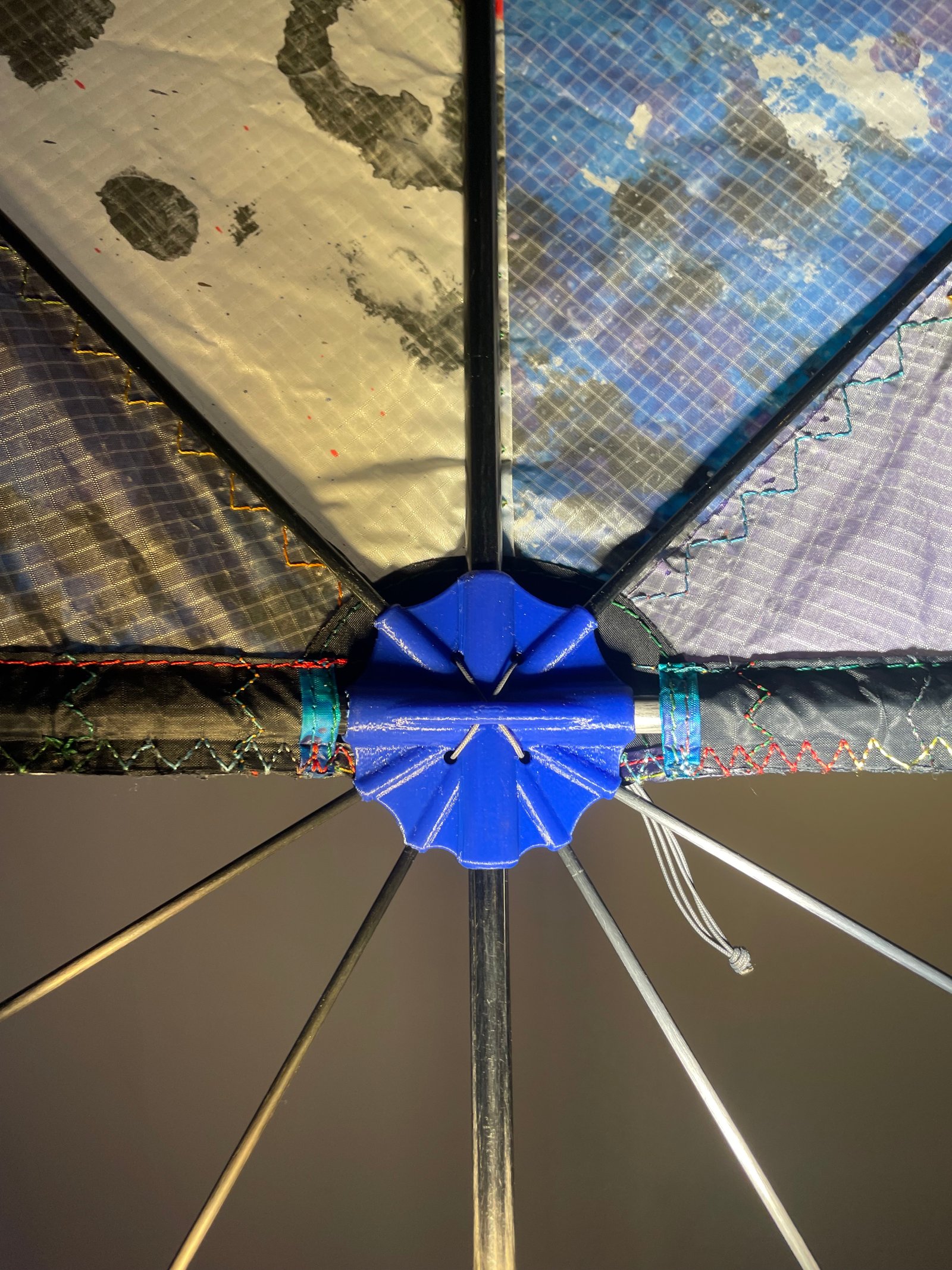 Cerf-volant Smile Thermik en vol capturant une ascendance